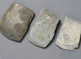 네모난 조각 3개의 돌도끼