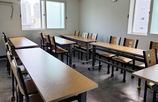 길다란 테이블이 일렬로 놓여있다.