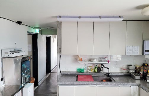 씽크대와 UV살균 건조기가 있다.