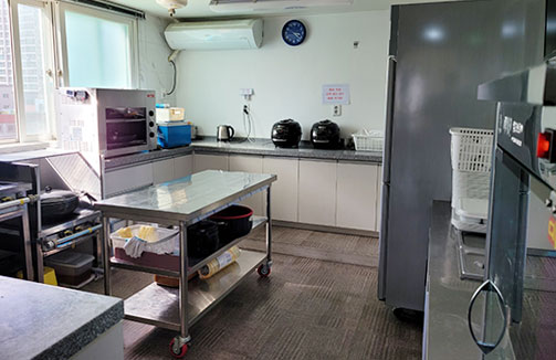 커다란 냉장고와 주방 한가운데 조리대가있다.