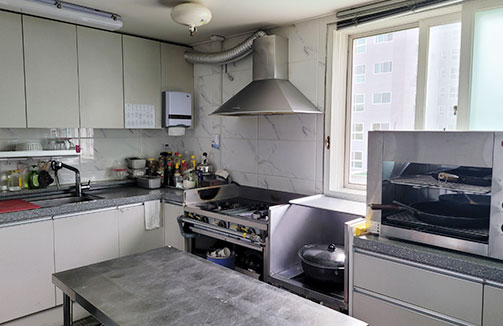 가스렌지와 밥솥 등 조리기구들이 있다.