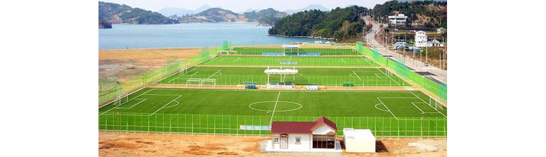 초록 잔디가 깔린 돌산진모축구장