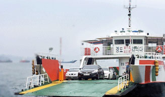 항구에 정박중인 제2월호호에서 차동차가 하선하고 있는 모습