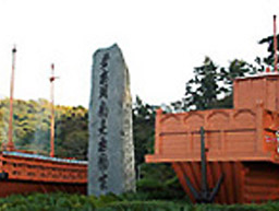 거북선 모형 옆에 놓여진 약무호남시무국가비석