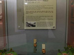 철쇄방비시설 모형이 전시되어 있는 모습