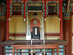 내부 충무공 이순신 영정과 위패가 전시 되어 있는 모습