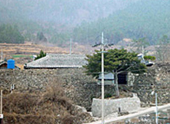 돌담이 세워져 있는 화양면 장수리 최부자집 전경