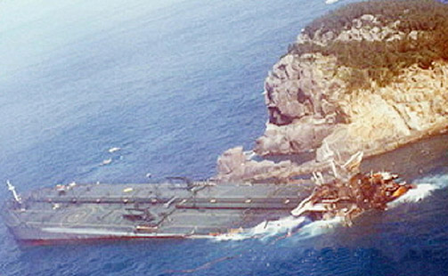 바다 한가운데에서 비스듬히 가라앉고 있는 씨프린스호