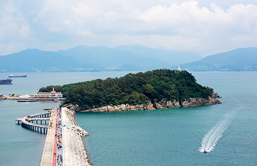 오동도랑 연결된 방파제로 관광객들이 이동하고 있는 모습