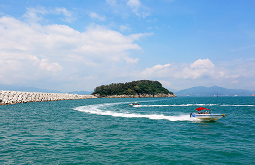 오동도 앞바다에서 미니보트를 타고있는 사람들 모습