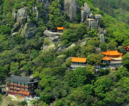 산중턱에 위치한 향일암 전경