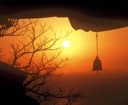 향일암 처마 밑으로 보이는 일출