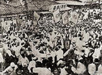 1929년 원산총파업으로 사람들이 거리에 가득찬 모습