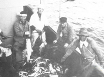 바다한가운데 배위에서 각종 생선을 보며 교육을 받는 모습