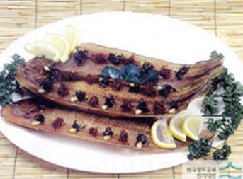 흰접시위에 조각낸 레몬과 함께 장식된 서대찜
