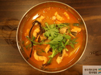 얼큰한 국물이 가득한 붉은 빛깔의 장어탕