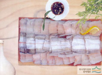 참장어가 얇게 썰어져 접시위에 가지런히 담겨져 있는 참장어 샤브샤브