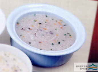 그릇에 담긴 피문어죽