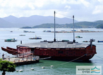 바다위에 떠있는 거북선모형