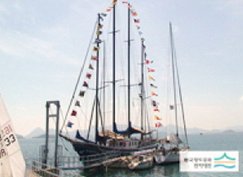 바다에떠있는 국제범선