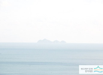 멀리 바다한가운데 희미하게 보이는 소삼부도 모습