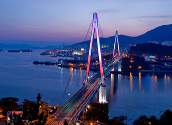 돌산대교 야경으로 다리에 조명이 들어와 아름답게 보인다