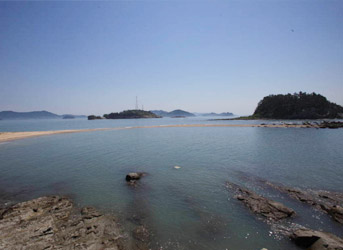 바다에 나란히 보이는 사도와 추도 모습