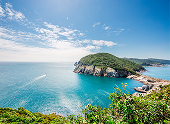 에메랄드빛 바다에 둘러쌓여있는 거문도 전경 