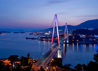 밤에 바라본 돌산대교 야경으로 아름다운 조명이 다리를 돋보인다