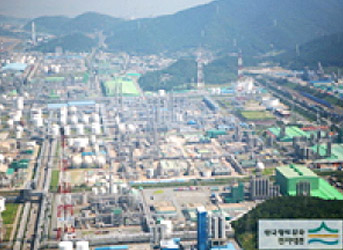 여수국가산업단지에 공장과 회사가 꽉 들어서있는 모습