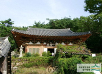 여수 흥국사 팔상전 주변에 초록빛 나무가 둘러쌓여있는 모습 