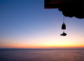 사찰지붕아래로 보이는 붉은일출