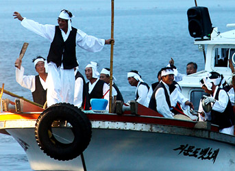 배위에서 사람들이거문도뱃노래를 시연하는모습