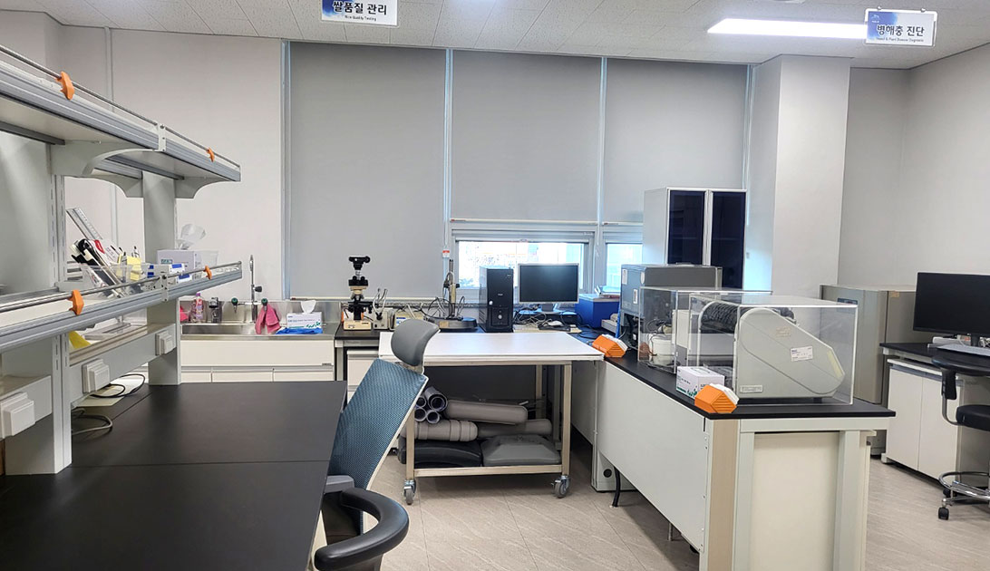 여자연구원이 현미경으로 관찰하는 모습 