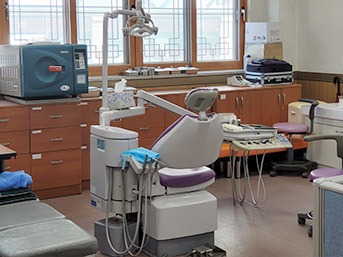 치과의료기구가 설치되어있는 구강보건실 내부 모습