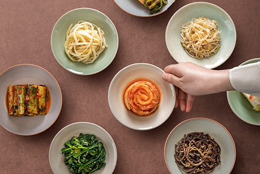 접시에 담겨져있는 음식들