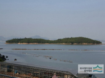 멀리 바다위로 보이는 목도 전경