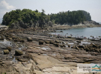 바다를 뒤로 펼쳐진 사도공룡발자국 화석산지