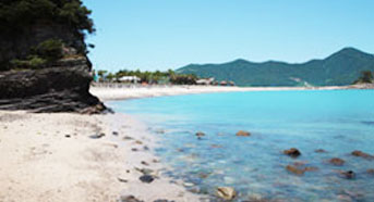 파란 바다와 하얀색 모래가 깔려있는 사도 해수욕장 모습