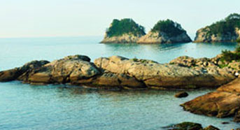 바위로 이루어진 개도 해안가 모습