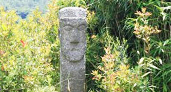 돌로 만들어진 민머리 모양의 벅수 모습