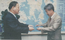 감사장을 받고 있는 정기명 여수시장 모습