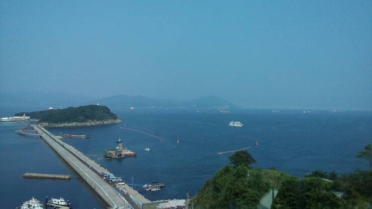 남해바다와 함께 보인 오동도는 경치가 환상적이었습니다.