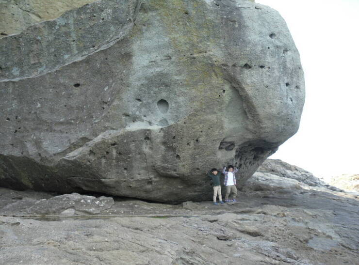사도에서 발견한 거대한 바위를 떠받히고 있는 아이들