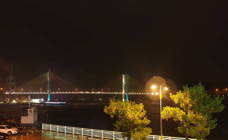 카페에서 따뜻한 커피를 마시며 아름다운 여수 야경을 감상