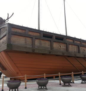 이순신 광장의 위풍당당 거북선 