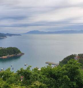  향일암에서 내려다본 여수 바다예요.