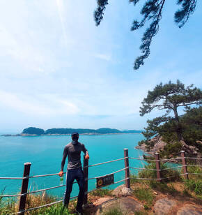 바다와 산이 조화롭게 어울려 있는 개도의 풍광입니다. 
