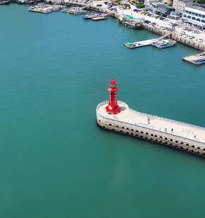 해상케이블카에서 바라보는 해멜 등대의 뷰는 끝내준다.