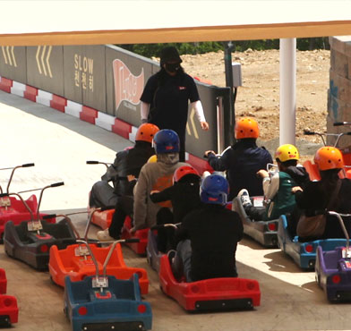 갯벌에서 아이들이 뛰어 놀고 있는 모습